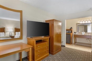 Executive Room, 2 Queen Beds, Non Smoking, Refrigerator & Microwave