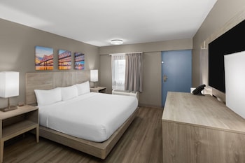 Room, 1 King Bed, Hearing Accessible, Non Smoking (Mobility, Roll-in Shower)