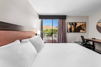 Deluxe Room, 1 King Bed, Non Smoking.