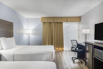 Standard Room, 2 Queen Beds, Non Smoking, Poolside