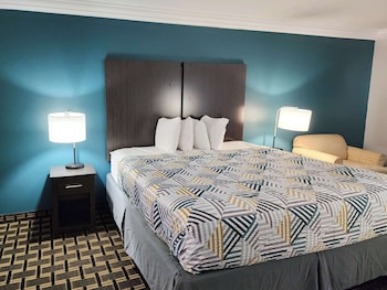 Deluxe Room, 1 King Bed, Accessible, Smoking