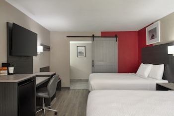 Room, 2 Queen Beds, Non Smoking, Ground Floor