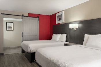 Room, 2 Queen Beds, Non Smoking, Ground Floor