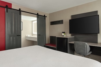 Room, 1 King Bed, Non Smoking, Ground Floor