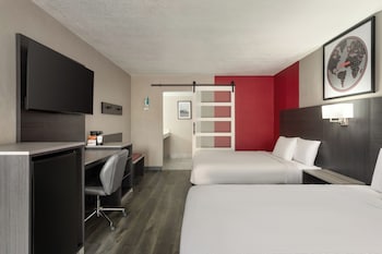 Room, 2 Double Beds, Accessible, Non Smoking (Roll-in Shower, Mobility)