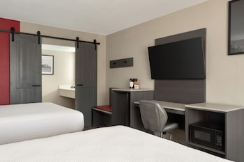 Room, 2 Queen Beds, Non Smoking, Ground Floor