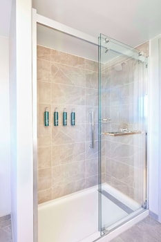 Room, 1 King Bed, Accessible (Mobility & Hearing, Roll-in Shower)