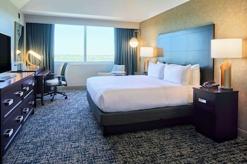 Junior Suite, 1 King Bed, Accessible, Bathtub