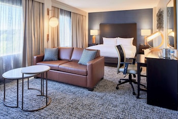 Junior Suite, 1 King Bed, Accessible, Bathtub