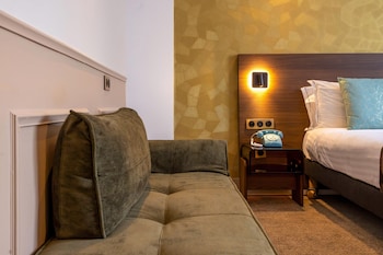 Comfort Room, 1 Queen Bed, Non Smoking (with Single Sofabed;Courtyard side)