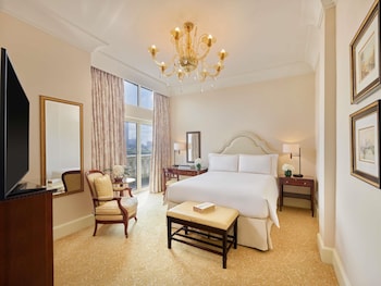 Luxury Room, 1 King Bed (376sf, 35sm)