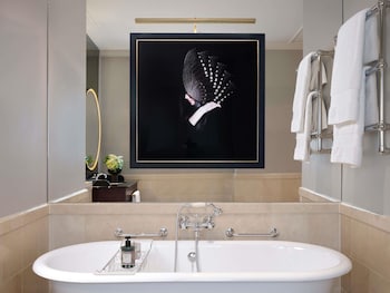 Luxury Room, 1 King Bed (365sf, 34sm)