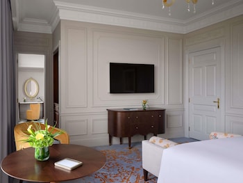 Junior Suite, 1 King Bed, River View (387sf, 36sm)