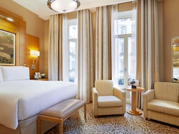 Deluxe Room, 1 King Bed (333sf, 31sm)