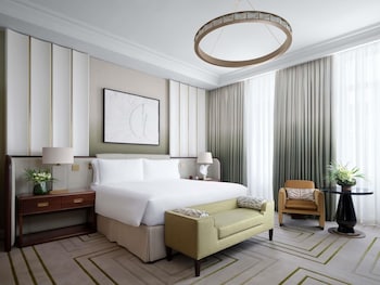 Luxury Room, 1 King Bed (365sf, 34sm)