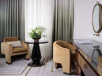 Suite, 1 Bedroom (581sf, 54sm)