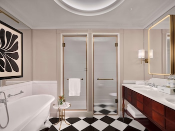 Grand Suite, 1 King Bed with Sofa bed (Gran River, 678sf, 6 3sm)