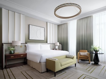 Luxury Room, 1 King Bed (365sf, 34sm)