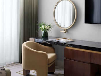Luxury Room, 1 King Bed (365sf, 34sm)