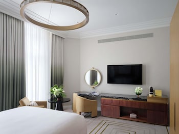 Deluxe Room, 1 King Bed (333sf, 31sm)