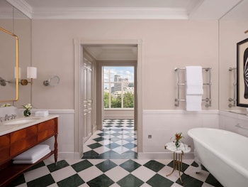 Junior Suite, 1 King Bed, River View (387sf, 36sm)