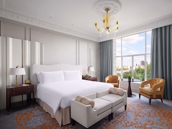 Junior Suite, 1 King Bed, River View (387sf, 36sm)