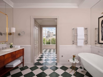 Junior Suite, 1 King Bed, River View (387sf, 36sm)