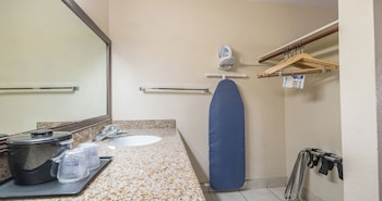 Standard Room, 1 Queen Bed, Non Smoking, Refrigerator & Microwave
