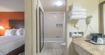 Standard Room, 1 Queen Bed, Non Smoking, Refrigerator & Microwave