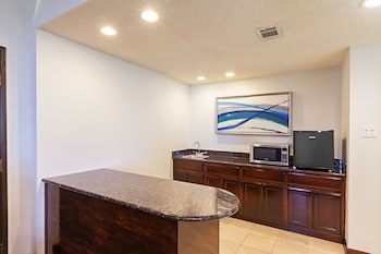 Suite, 1 King Bed, Pool View