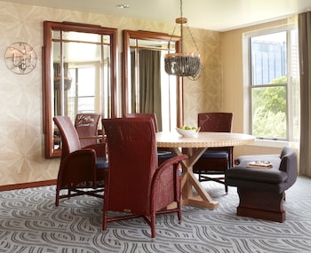 Suite, Fireplace, River View (Mount Hood)