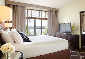 Suite, Fireplace, River View (with Willamette River View)
