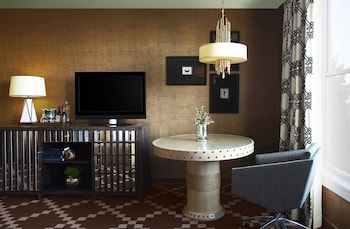 Suite, 1 Bedroom (Willamette River View)
