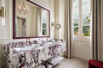 Signature Suite, City View