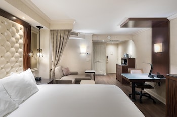 Standard Room, 1 King Bed, Non Smoking, Refrigerator (18+ Only)