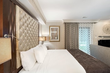 Suite, 1 King Bed, Non Smoking, Fireplace (Bunk beds)