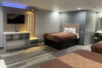 Room, Non Smoking (3 Queen Beds)