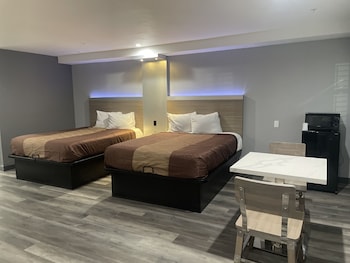 Room, Non Smoking (3 Queen Beds)