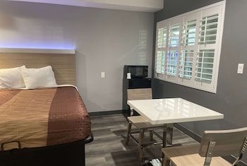 Room, Non Smoking (3 Queen Beds)
