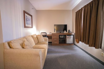 Single King Double Queen Family Suite