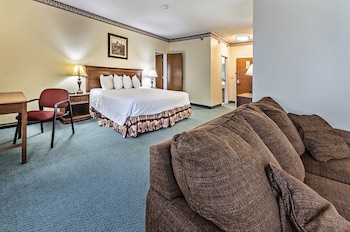 Single King Double Queen Family Suite