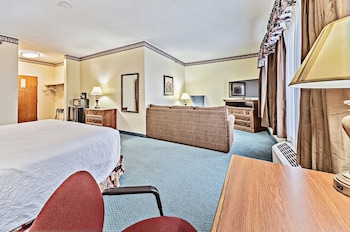 Single King Double Queen Family Suite