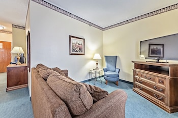Single King Double Queen Family Suite