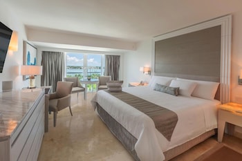 Royale Deluxe Lagoon View - Book 4 nights, Get 2 Free nights at Punta Cana