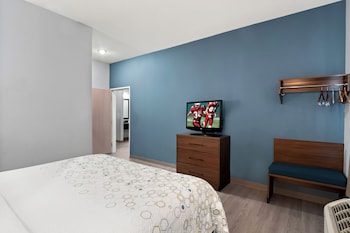 Studio, 1 King Bed, Non Smoking (2 Rooms)