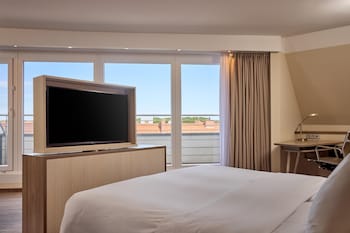 Junior Suite, 1 King Bed, Balcony