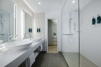Suite, 1 King Bed, Bathtub