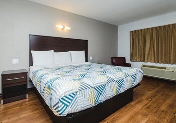 Standard Room, 1 King Bed, Accessible, Refrigerator & Microwave