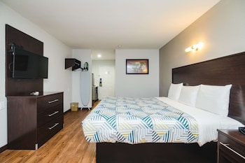 Standard Room, 1 King Bed, Mobility Accessible, Non Smoking (Kitchen)