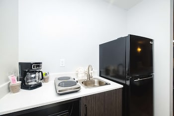 Room, 1 King Bed, Non Smoking, Kitchen